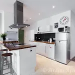 Big Fancy Center アパート *